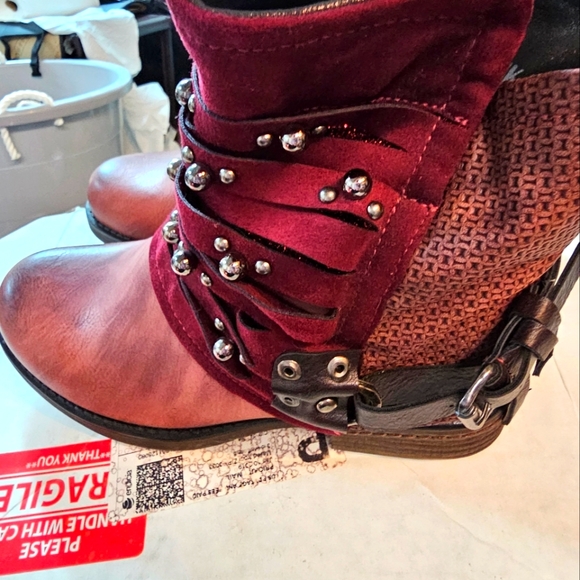 Ankle height red boots, barely worn - Picture 5 of 7